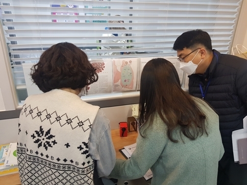 파주 합동점검반이 학원과 교습소에 대한 코로나 방역수칙 준수 여부를 확인하고 있다.(사진=파주시 제공)