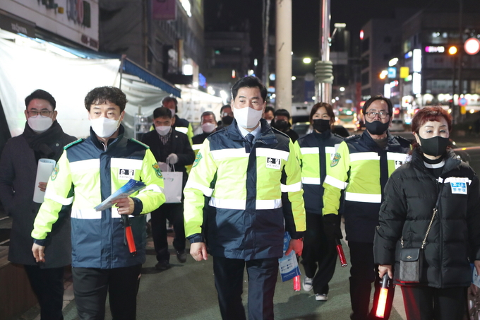 김상돈 의왕시장(가운데)은 안전하고 평온한 사회질서 조성을 위해 지난 10일 저녁 8시 의왕시자율방범기동순찰연합대 대원들과 함께 부곡동 일대 야간순찰을 실시하고 있다. (사진=의왕시 제공)