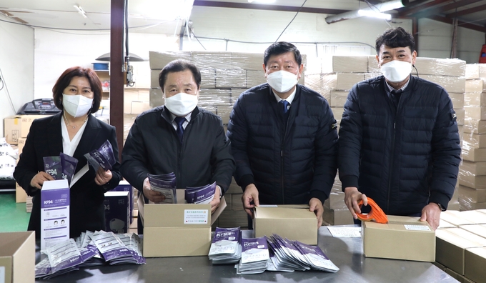 한윤우 남동농협 조합장이 지역 농업인들에게 전달할 코로나19 예방 마스크를 택배상자에 포장하고 있다. ( 사진 = 인천농협 제공 )