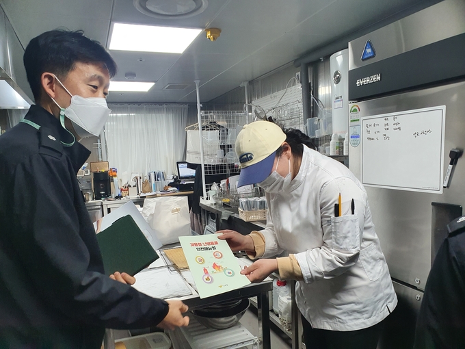 구리소방서는 지난 7일 한국외식업 중앙회 경기도지회 구리시지부와 공드린주방을 방문해 겨울철 화재 안전을 위한 음식점 화재 예방 안전대책을 추진했다.(사진=구리소방서 제공)