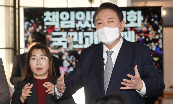 국민의힘 윤석열 대선후보가 11일 오전 서울 성동구 할아버지공장 카페에서 '진심, 변화, 책임' 신년 기자회견을 마친 뒤 취재진의 질문을 받고 있다. (사진=국회사진기자단/연합뉴스 제공)
