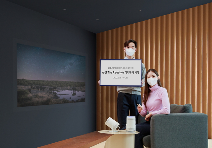 삼성전자 모델들이 삼성 디지털프라자 강남본점에서 '더 프리스타일'의 다양한 기능을 소개하고 있다. (사진=삼성전자 제공) 경기신문