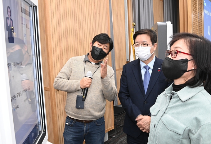 청각장애가 있는 시민(오른쪽)이 배리어프리 키오스크를 이용하고 있다. (사진= 수원시 제공)