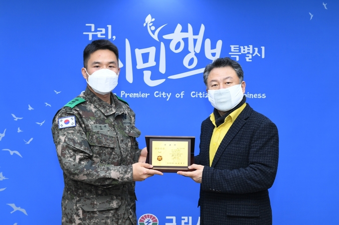 구리시는 지난 10일 시청 3층 민원상담실에서 구리시 예비군 육성 지원과 관련해 육군참모총장 감사패를 전달 받았다.(사진=구리시 제공)