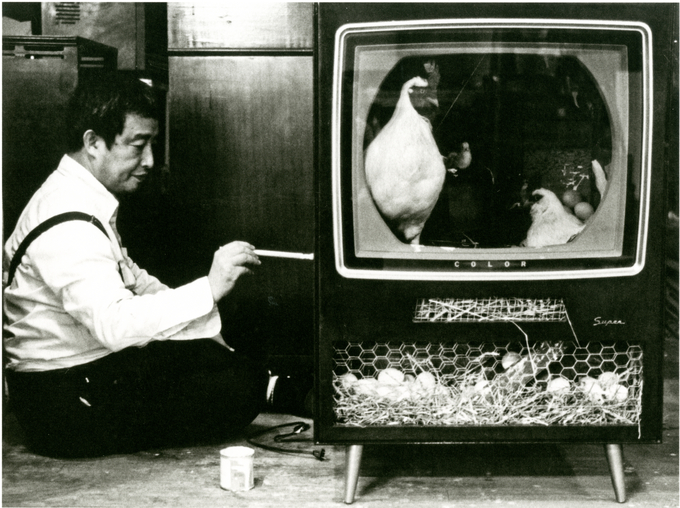 마크 패츠팰, 'Chicken II 02'에 사인하는 백남준, 1987. (사진=백남준아트센터 제공)
