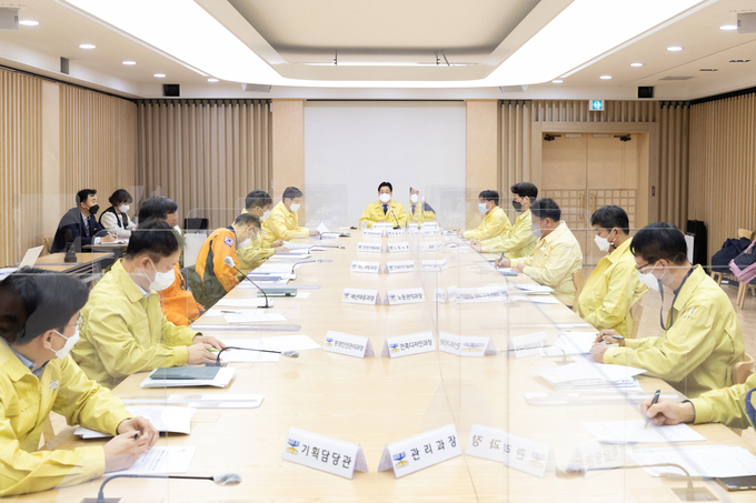 오병권 경기도지사 권한대행(가운데)이 11일 오후 대형화재 예방과 공사장 위험물질 관리방안 긴급 현안회의를 주재하고 있다. (사진=경기도 제공)