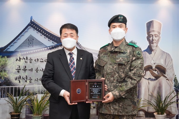 남양주시의회가 지난 10일 육군 지상작전사령관으로부터 예비군 육성지원 노력에 대한 감사패를 받았다(사진=남양주시의회 제공)