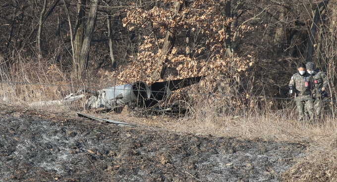 공군 F-5E 전투기 1대가 11일 오후 경기도 화성시 야산에 추락, 관계자들이 조사를 하고 있다. (사진=연합뉴스)
