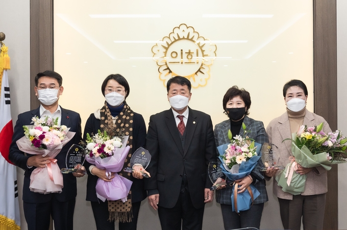 남양주시의회 백선아, 장근환, 박은경, 김영실 의원이‘제7회 경기도 북부시·군의회 의정활동 우수의원’으로 선정돼 11일 시의회 소회의실에서 표창을 전수받았다.(사진=남양주시의회 제공)