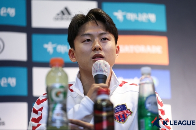 11일 제주도 서귀포시 빠레브호텔에서 열린 하나원큐 K리그 2022 전지 훈련 미디어 캠프 기자회견에서 수원FC 이승우가 올 시즌 각오를 밝히고 있다. (사진=한국프로축구연맹 제공)