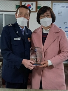 박정옥 안양시부의장이 안양시 동안구 자율방범 연합대로부터 감사패 받고 있다.(사진= 안양시의회 제공)