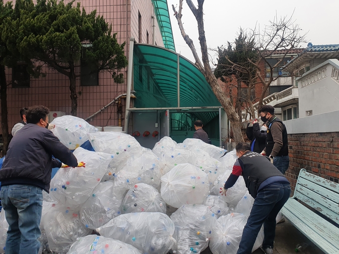 간석1동 관계자들이 투평 페트병 분리 압착작업을 하고 있다. ( 사진 = 남동구 제공 )