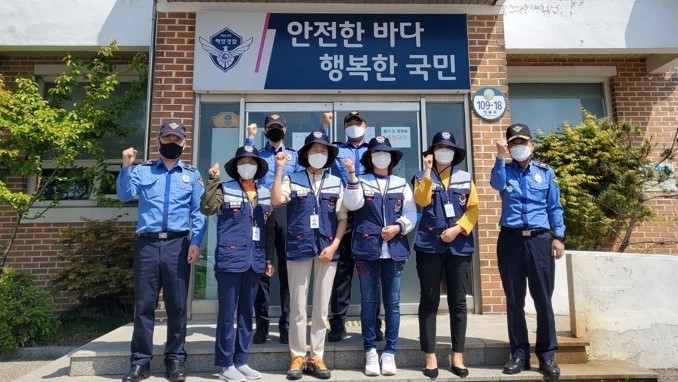 인천해경 연안파출소 직원들이 지역주민으로 구성된 안전지킴이들과 파이팅을 외치며 사진촬영을 하고 있다. ( 사진 = 인천해경 제공 )