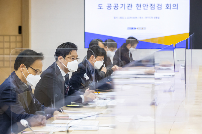 오병권 경기도지사 권한대행은 12일 '도 공공기관 업무공백 방지 및 복무 강화를 위한 현안 점검 회의'를 열고 도와 공공기관 간 유기적 협조체제를 구축해야 한다고 밝혔다. (사진=경기도 제공)