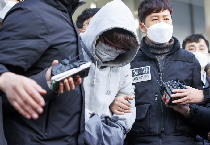 한때 교제했던 여성의 집을 찾아가 가족을 살해한 혐의를 받는 이석준이 지난달 17일 오전 서울 송파경찰서에서 나와 검찰로 송치되고 있다. (사진=연합뉴스)
