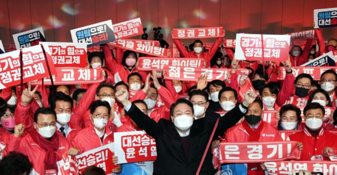 윤석열 국민의힘 대선 후보가 12일 오후 고양시 킨텍스 전시장에서 열린 경기도 선거대책위원회 출범식에 참여해 정권교체를 외쳤다. (사진=국회사진기자단 / 연합뉴스 제공) 