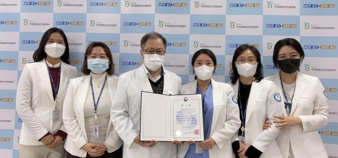 장애인을 위한 가정 내 자가운동 교육시행 및 지역사회 확산 사업으로 보건복지부장관상을 받은 센터 관계자드리 기념촬영을 하고 있다. (사진=경기도 지역장애인보건의료센터 제공)