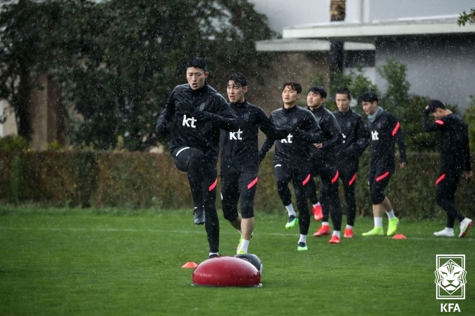 파울루 벤투 감독이 이끄는 한국 축구 대표팀 조규성 김진수 등이 11일 전지 훈련지인 터키 안탈리아 코넬리아 다이아몬드 필드에서 훈련하고 있다. (사진=대한축구협회 제공) 