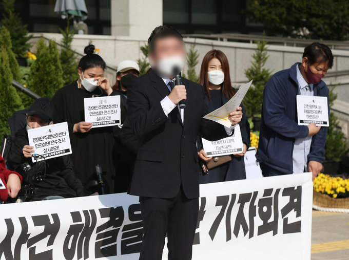 지난해 11월 5일 오후 인천시청 앞에서 인천장애인차별철폐연대와 피해자 유족이 기자회견을 열고 '연수구 장애인 질식사' 사건 해결을 촉구하고 있다. 