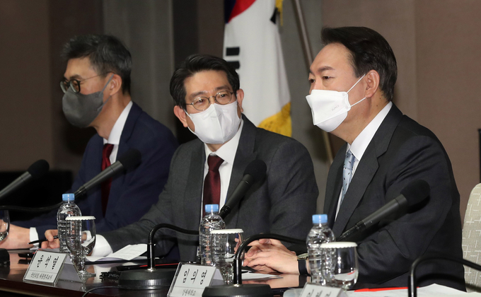  국민의힘 윤석열 대선후보가 13일 서울 프레스센터에서 열린 한국행정학회 주최 대통령선거 후보자 초청 토론회에 참석해 기조연설을 하고 있다. 왼쪽부터 김재일 단국대 교수, 나태준 한국정책학회장, 윤 후보. (사진=국회사진기자단/연합뉴스 제공)