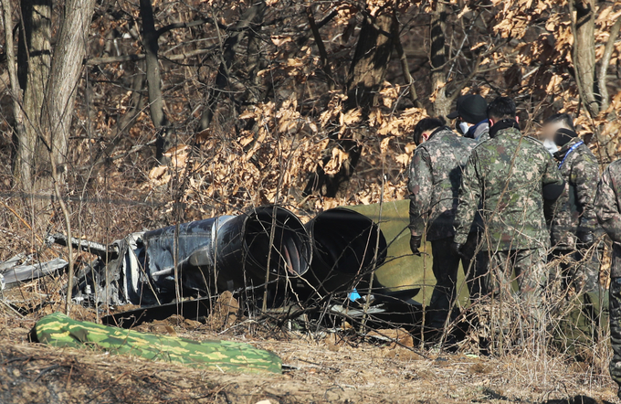 전날 공군 F-5E 전투기 한 대가 추락해 조종사가 순직한 경기도 화성시의 한 야산에서 지난 12일 오전 군 관계자들이 추락 동체 등 현장을 살펴보고 있다. (사진=연합뉴스)