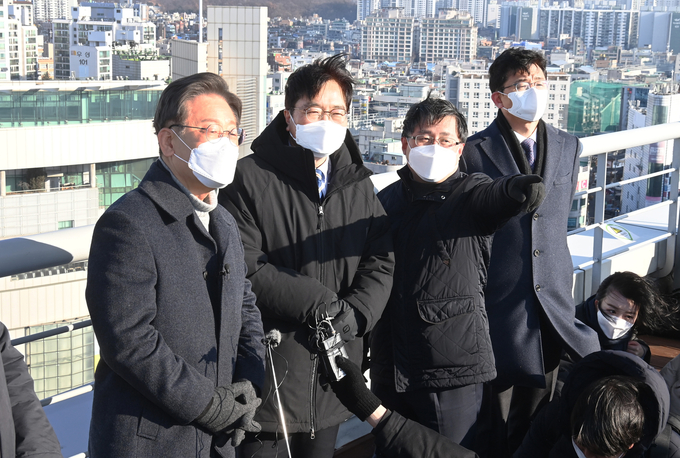 더불어민주당 이재명 대선후보가 13일 오전 서울 노원구 한 건물 옥상에서 부동산 정책발표 전 주변 노후 아파트 단지 등을 살펴보고 있다. (사진=국회사진기자단/연합뉴스)