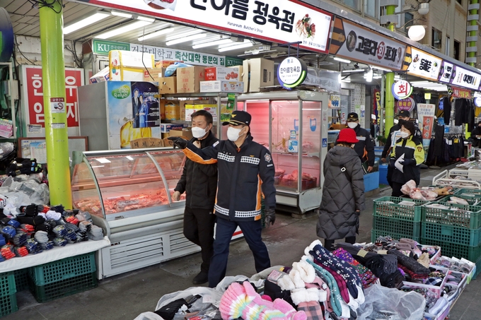 서병주 광주소방서장과 이홍재 경인시장 상인회 회장이 경안 전통재래 시장에서 화재예방캠페인을 하고 있다.(사진=광주소방서 제공)