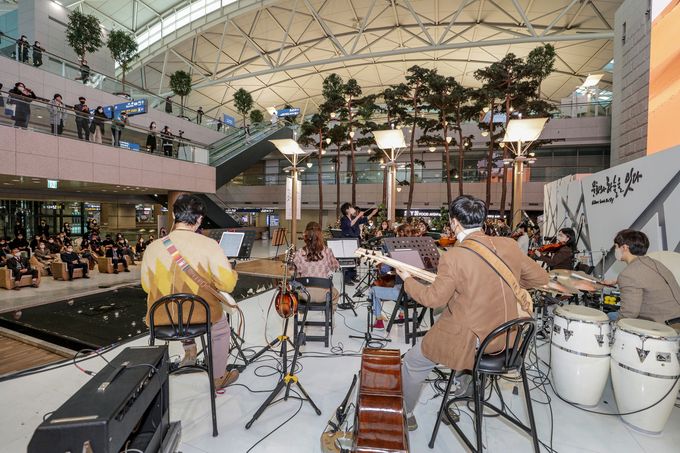 인천공항 제1여객터미널 밀레니엄홀에서 '2022 신년음악회'가 진행되고 있다. ( 사진 = 인천공항공사 제공 )