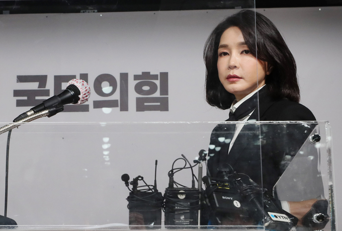 국민의힘 윤석열 대선 후보 부인 김건희 코바나컨텐츠 대표가 지난해 12월 26일 오후 서울 여의도 당사에서 자신의 허위 이력 의혹과 관련해 입장문 발표를 위해 단상으로 향하고 있다. (사진=연합뉴스 제공)