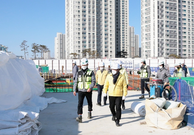 김정식 미추홀구청장이 관내 HDC현대산업개발 공사현장을 찾아 안전점검을 하고 있다. ( 사진 = 미추홀구 제공 )