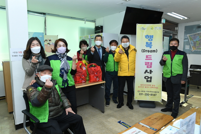안승남 구리시장이 지난 12일 ‘행복드림냉장고’ 사업 추진 현장 3개소를 방문, 동별 운영 현황을 살피고 봉사자에 대한 격려 및 애로사항을 청취했다.(사진=구리시 제공)