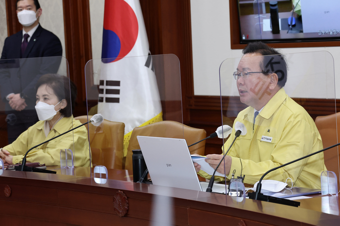 김부겸 국무총리가 14일 정부서울청사에서 열린 코로나19 대응 중앙재난안전대책본부 회의를 주재하고 있다. (사진=연합뉴스)
