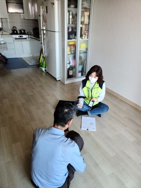 파주시가 위기가구 지원을 확대한 가운데 관계자가 상담하는 모습(사진=파주시 제공)