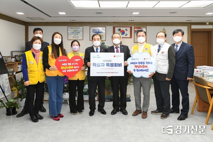 포천시는 지난 13일 시장 집무실에서 2022년 적십자 특별회비를 전달했다. (사진=포천시 제공)