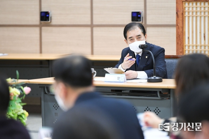 박윤국 포천시장이 간부회의를 주재하고 있다. (사진=포천시 제공) 