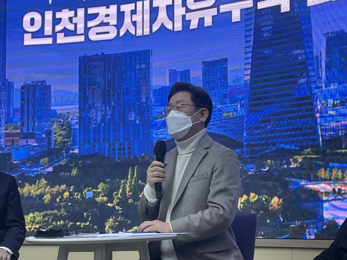 더불어민주당 이재명 대선후보가 14일 오전 인천 송도국제도시 G타워에서 기업 관계자와 간담회를 하고 있다. ( 사진 = 조경욱 기자 )