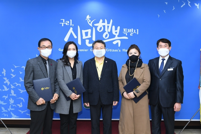 구리시가 지난 13일 성악가 최선주, 홍지연과 대중가수 정종일을 홍보대사로 위촉했다.(사진=구리시 제공)