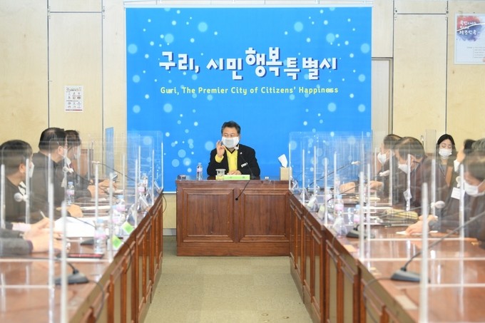 구리시는 지난 12일 시청 회의실에서 구리시 경제인연합회(회장 곽경국) 회원 9명, 시청 국·과장 10명 등과 간담회 시간을 가졌다.(사진=구리시 제공)