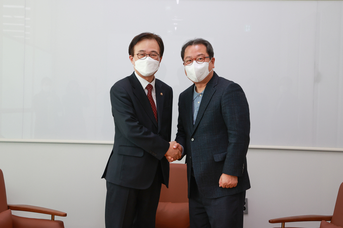 이명우 국회도서관장이 정약용도서관에 방문했다.(사진=남양주시 제공)