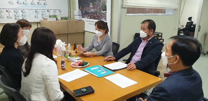 협회와 인천차세대여성지도자연헙회 관계자들이 교류 및 발전방안에 대한 논의를 하고 있다.