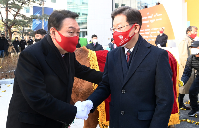 악수하는 이재명·윤석열 (사진=국회사진기자단/연합뉴스 자료사진)