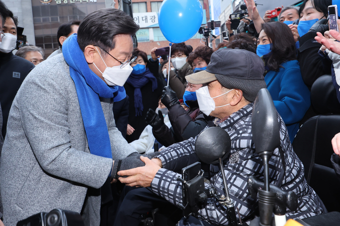 더불어민주당 이재명 대선후보가 15일 강원도 춘천시 명동거리를 방문, 시민들과 인사하고 있다. (사진=연합뉴스)