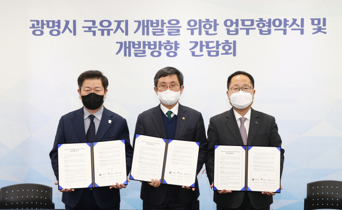  광명시 하안동 국유지 개발협약식을 체결한 뒤 사진촬영을 하고 있다. (사진=광명시 제공)