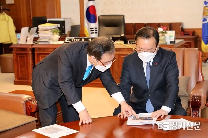 박윤국 포천시장이 김부겸 국무총리에게 6군단 부지 활용 계획에 대해 설명하고 있다. (사진=박윤국 포천시장 페이스북 갈무리)