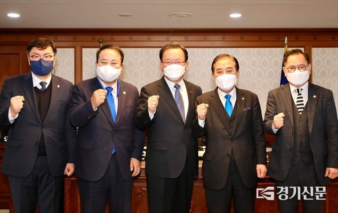 왼쪽부터 연제창 시의원, 이철휘 위원장, 김부겸 국무총리, 박윤국 포천시장, 송상국 의장 직무대리 (사진=박윤국 포천시장 페이스북 갈무리)