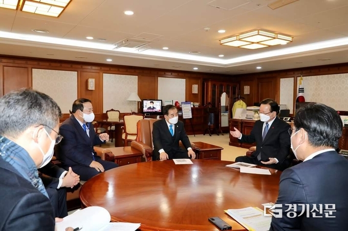 박윤국 포천시장이 김부겸 국무총리를 만났다. (사진=박윤국 포천시장 페이스북 갈무리)