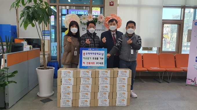 만수2동 행정복지센터에 라면을 전달한 숭덕여중 관계자들. ( 사진 = 남동구 제공 )
