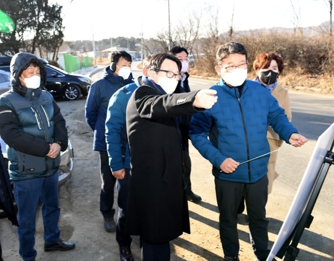 최종환 파주시장이 월롱면 위전리 현장에서 추가 보도 설치를 지시하고 있다.(사진=파주시 제공)