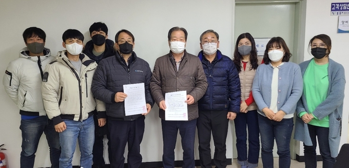 계양구시설관리공단 노사 관계자들이 임금협약을 타결지은 뒤 기념촬영을 하고 있다. ( 사진 = 계양구 제공 )