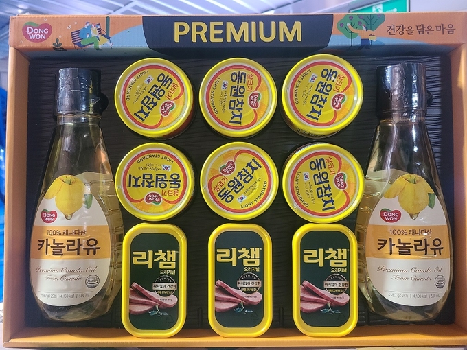 곽규림 OK마트 대표가 설 명절을 맞아 저소득계층에게 전달해 달라며 선물세트 80개를 퇴촌면에 기탁했다.(사진=광주시 제공)